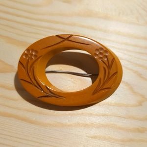 ESTATE VINTAGE BUTTERSCOTCH BAKELITE DEEPLY CARVED FLORAL BROOCH C CLASP READ